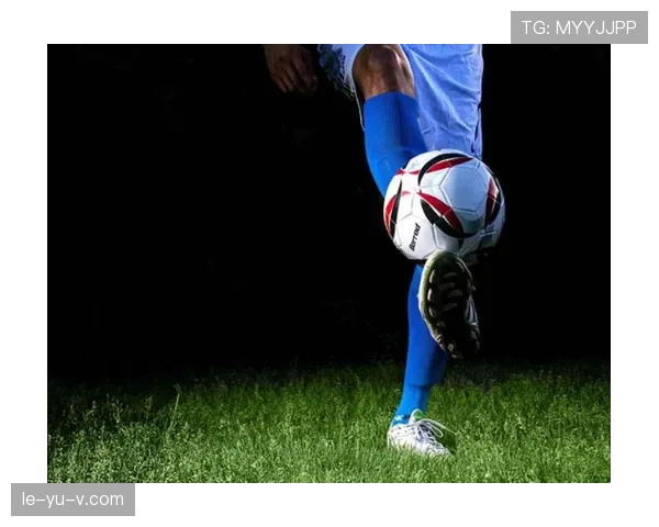 福登技术动作慢镜解析:细腻脚法展现足球智慧